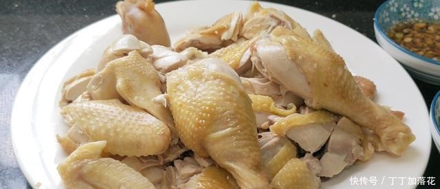 年夜饭鸡肉怎样吃教你广式白切鸡正确做法,配2种蘸料爽滑味美