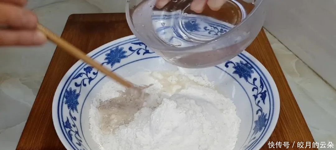 花生|油条怎么做才最好吃吗,加半斤花生,不吃面食的孩子也说香,好吃!