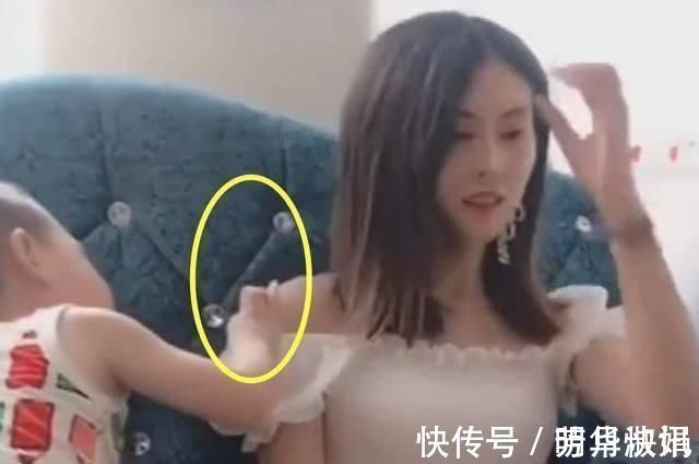 在你身边|小姨新买的衣服,宝宝特意过去把袖子往上提,看一遍笑一遍