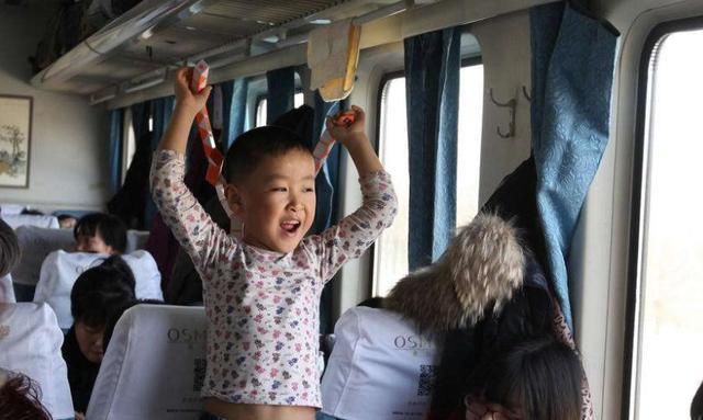 父母|3岁男孩火车上喊饿,宝爸超素质行为让乘客夸赞这才是高级炫富