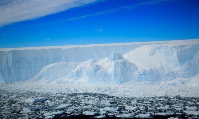 巨型冰山A-68a在到达南乔治亚岛前分裂