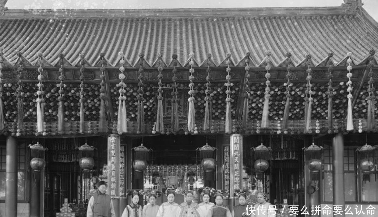 慈禧太后|晚清慈禧太后日常老照片慈禧面如龙母,身旁宫女却有倾城容颜!