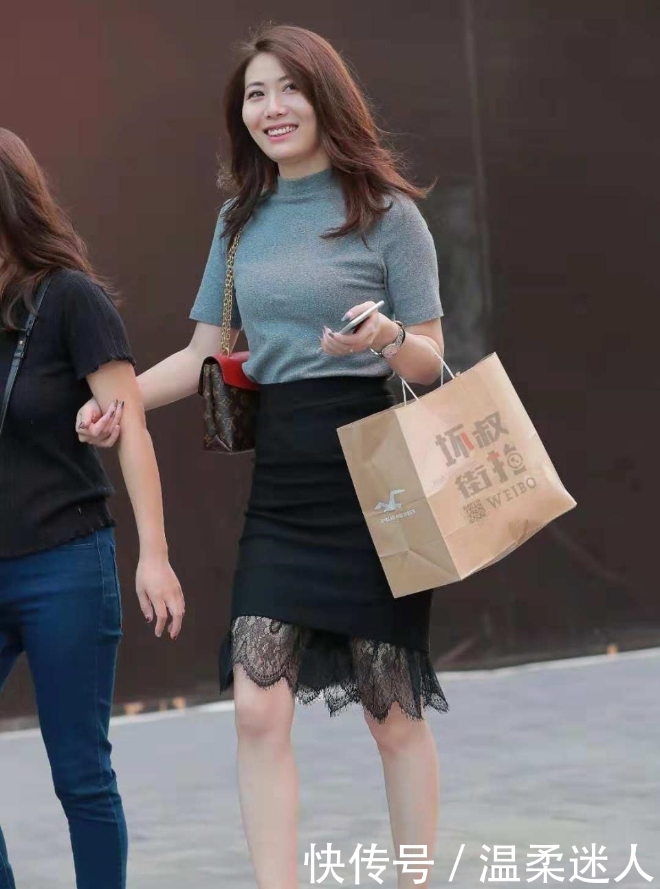  蕾丝|街拍：1米78小姐姐穿黑色蕾丝半身裙搭配高跟鞋，时尚高人一等