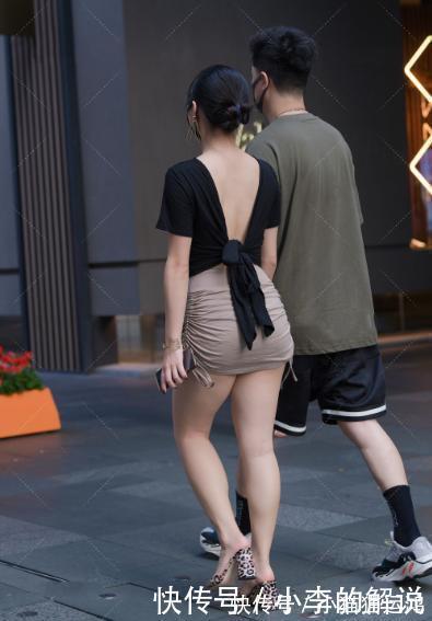 卡其色|黑色修身t恤搭配卡其色皱纹短裙,个性十足,简单狂野