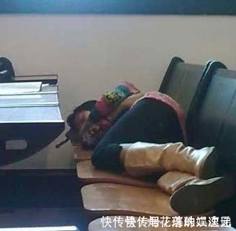 |大学时代的搞笑睡姿:睡觉能用口水把裤子洗了,堪称睡神,太逗了