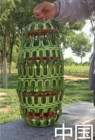 中国|日本人:看我雕刻西瓜,美国人:小意思,中国人:关公面前耍大刀