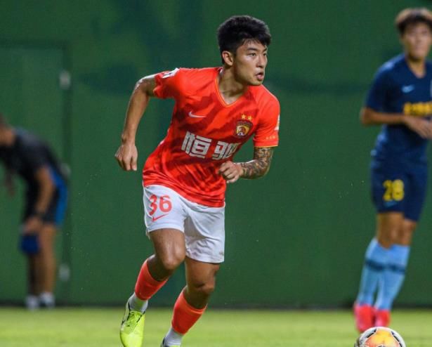 何超|這樣的球員怎能不愛？41歲鄭智昨晚1舉動贏尊重！何超：我不行