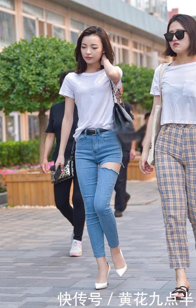 为了把牛仔裤穿出犀利裤的赶脚，刻意在裤腿上剪了一剪子