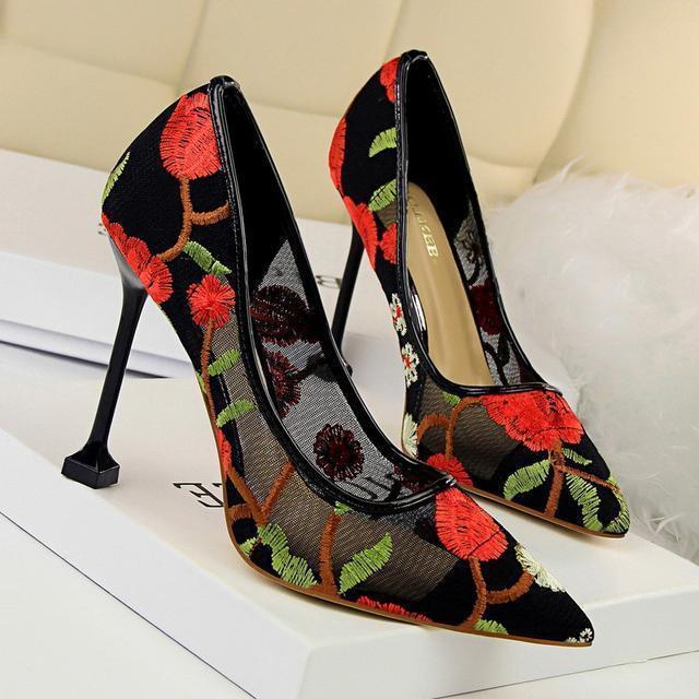 穿“蕾丝”的女人最性感!这6款蕾丝高跟鞋,让你的魅力从脚绽放