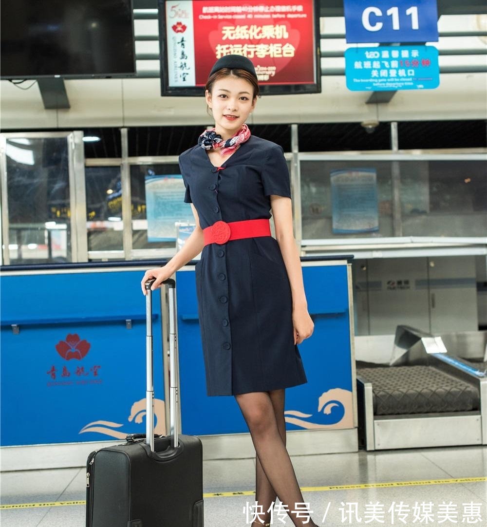 高跟鞋|藏青色的连衣裙，搭配黑色矮跟高跟鞋舒适有型，走起路来轻便优雅