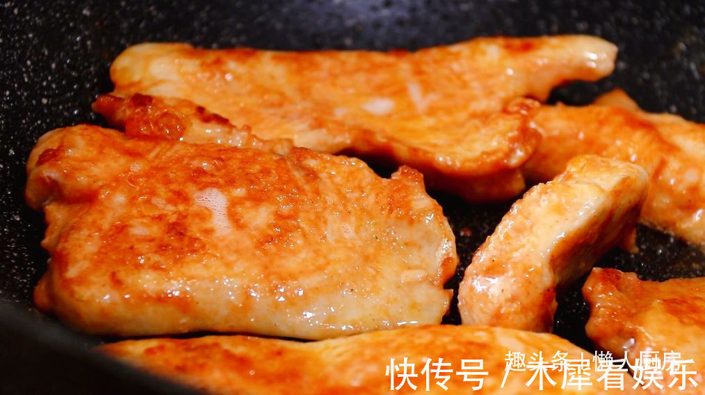 鸡胸肉直接水煮，吃起来肉质柴，教你香煎鸡胸肉的做法，嫩滑多汁