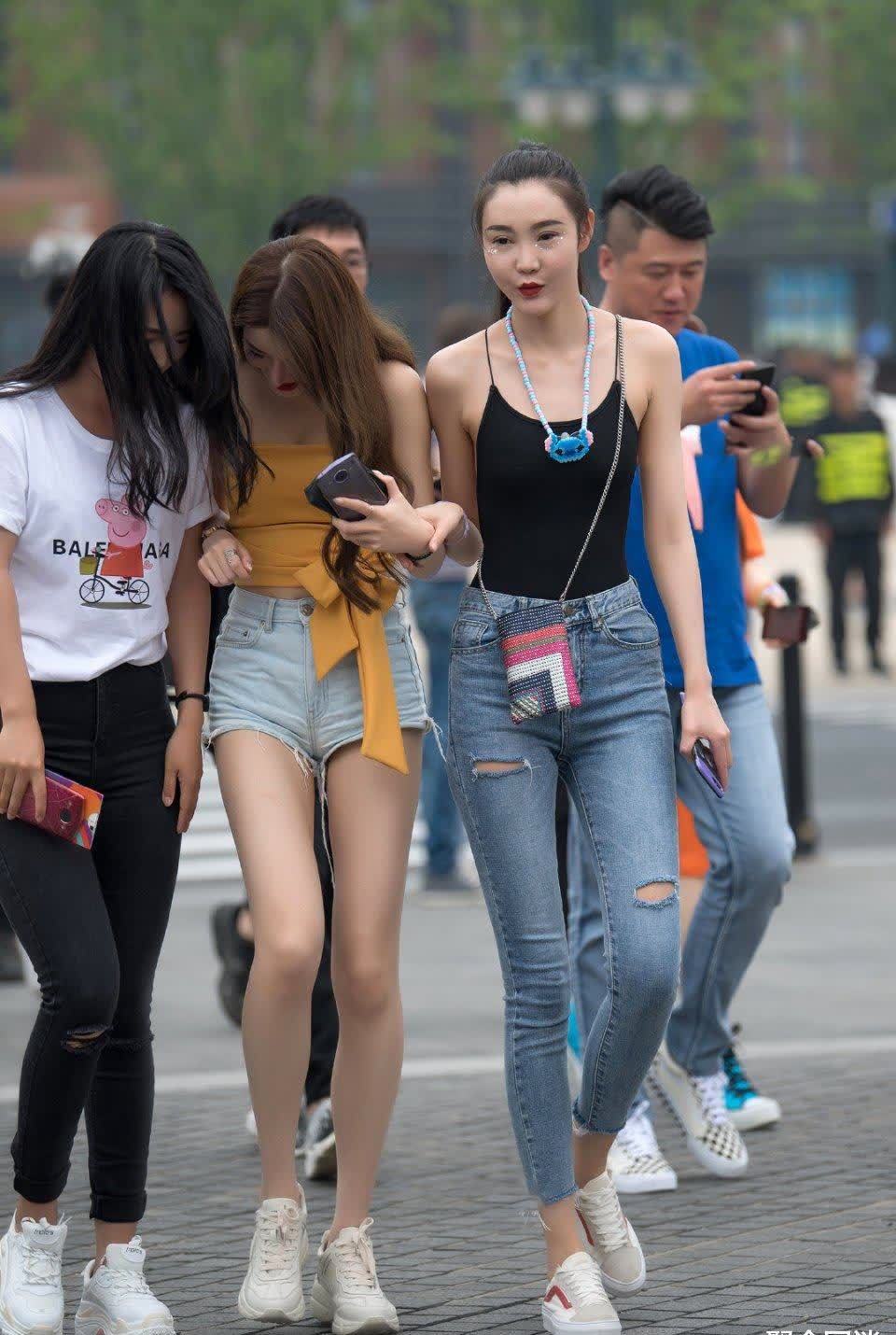 绑带背心 小姐姐的绑带背心显得她更加高挑! 网友: 没有长处莫撩她