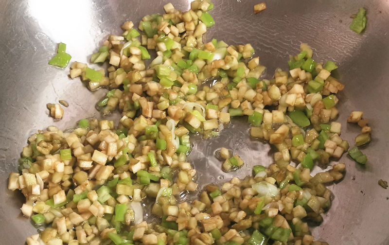 小丁|茄子的新吃法，在外面吃不到，做成馅料比肉香，出锅全家人抢着吃