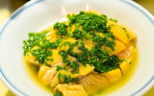 不放一滴水的蔥油雞，又鮮又嫩，比大廚做的還香，孩子搶著吃