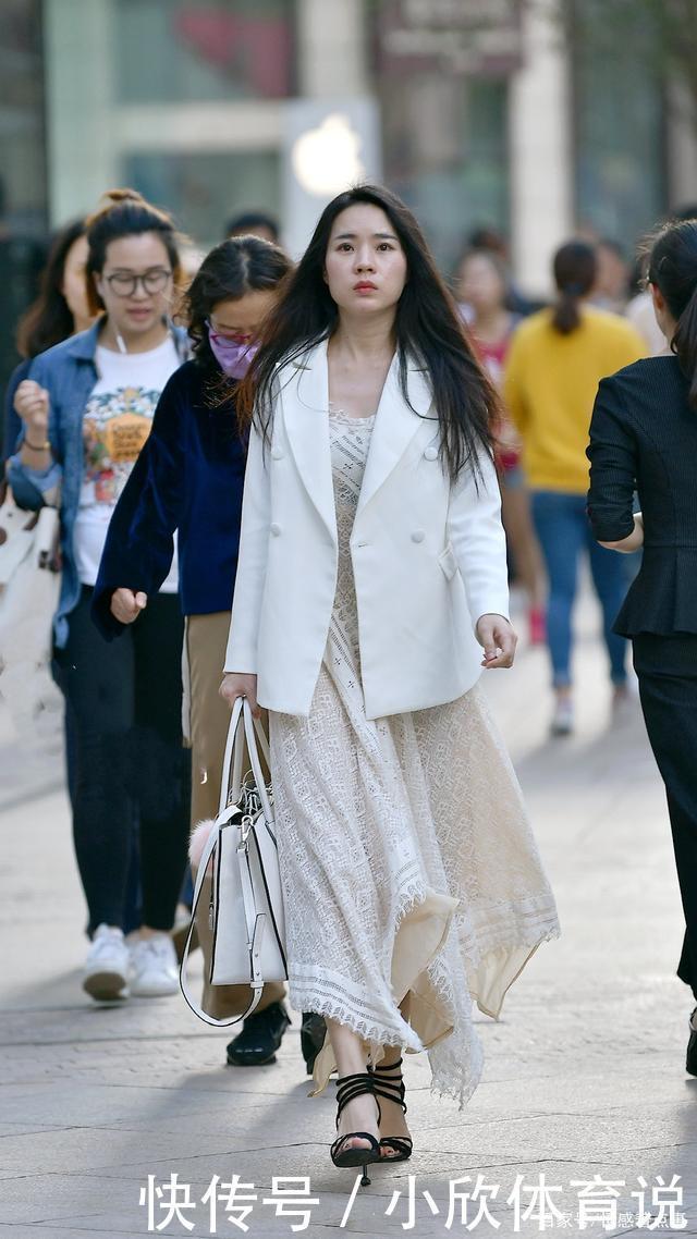 白色西装搭配镂空连衣裙，搭配一双高跟凉鞋，凸显精致优雅的效果