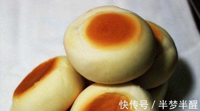 一碗面粉,两个鸡蛋,不用一滴水,5分钟教你做软香的“面包饼”!