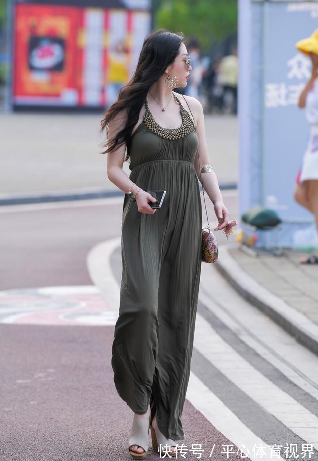 短袖 时尚街拍:简单大方的穿搭,绿色短袖搭配短裤穿出成熟经典感