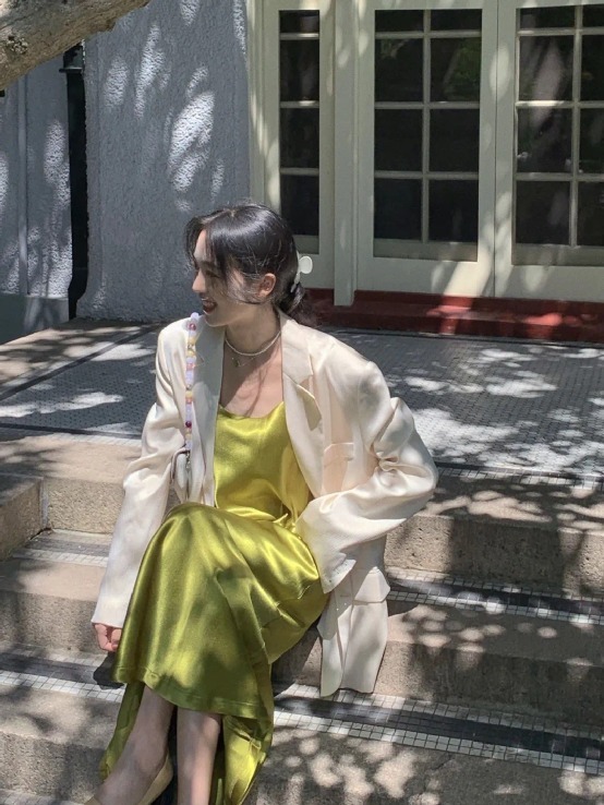 初春的温柔穿搭得这样穿!薄外套+奶油裙,真女人的时髦穿法