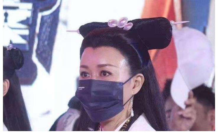 楊紫|《萌探》有新鮮路透，楊紫那英爭相當白蛇，沒成想正版到來美翻了