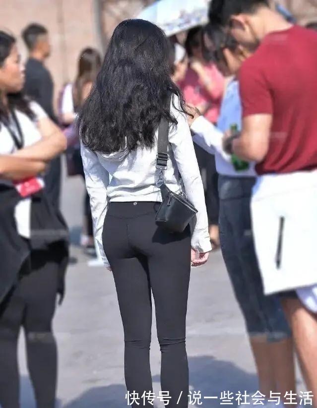 美女 “露胃”瑜伽裤的美女,用心挑选出合身的版型,搭配容易!