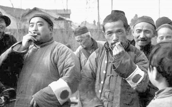 群众|民兵抓到一个日军翻译,缴获4把步枪,群众拍手称快