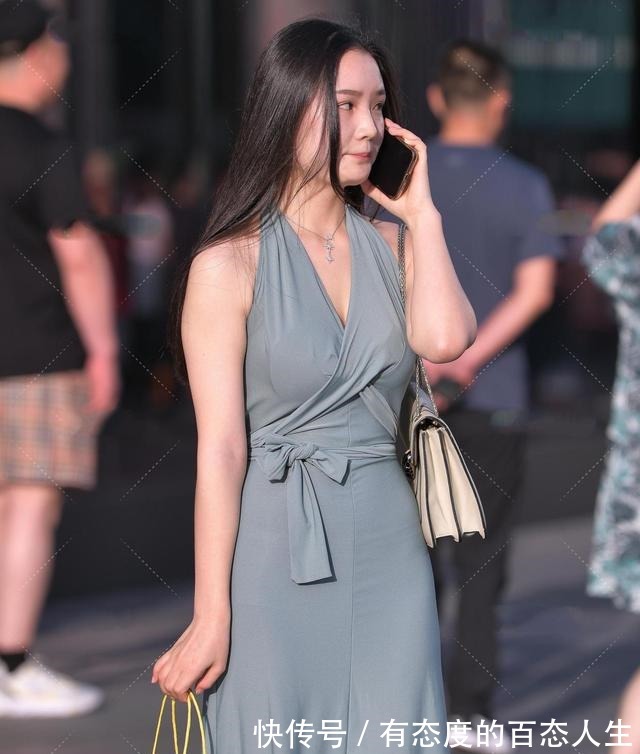 肩带 雾霾蓝吊带连衣裙搭配亮黄色手提袋，亮丽多彩，对比色更显优雅！