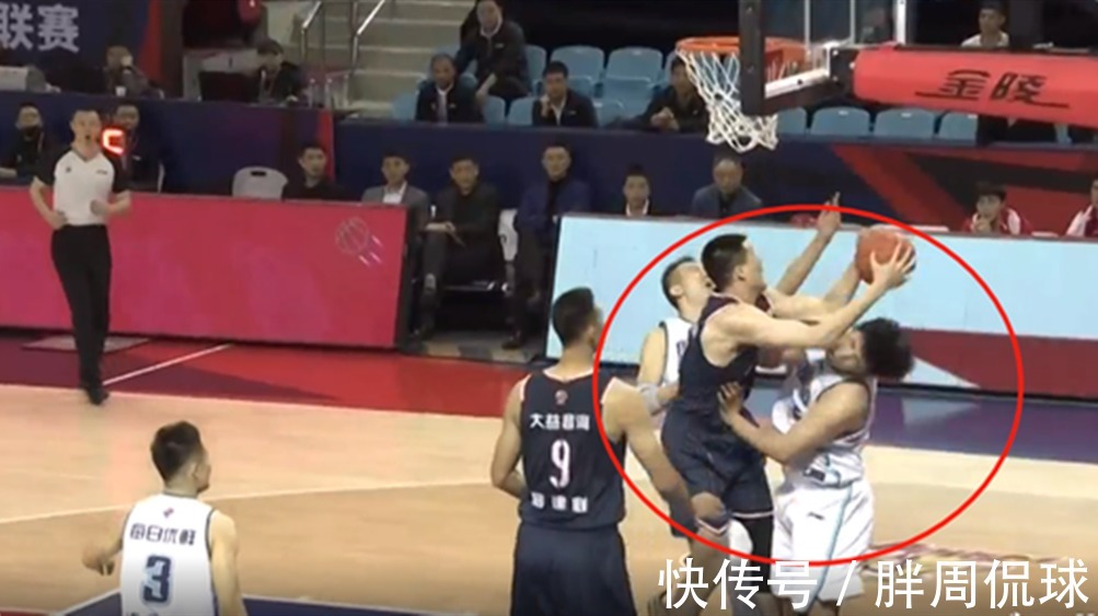苏伟|血流满面!任骏飞肘击对手送医缝12针,CBA联赛成宏远队武打场?