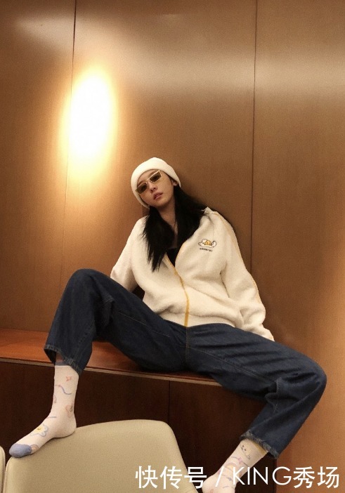 搭配|“清冷美人”赵小棠,穿深V领连衣裙,大秀完美身姿超吸睛