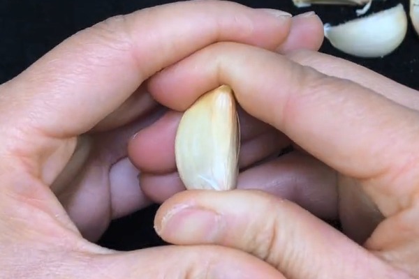 今天才知道,大蒜上藏着一个“小机关”,用手一按,蒜皮自动脱落