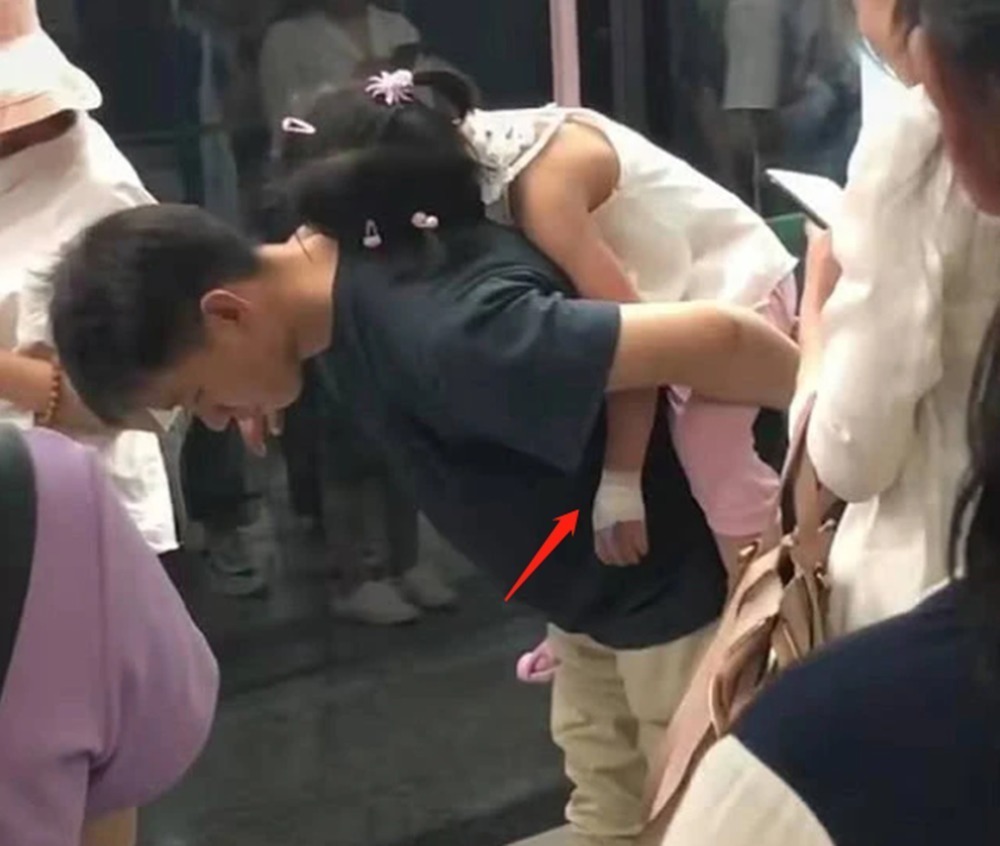 动作|爸爸带女儿看病的照片走红，看到他的动作，网友：关键时刻很靠谱