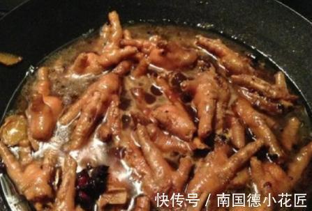 做虎皮鸡爪时,怎么出虎皮?学会这“1招”,鸡爪香软入味更好吃
