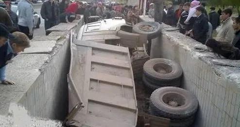 |搞笑GIF趣图:不就载个妞吗?脸红得跟酒驾似的!