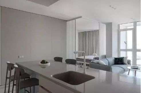 移门|53㎡简约风单身公寓,不做电视墙,巧用移门做隔断,设计很巧妙!