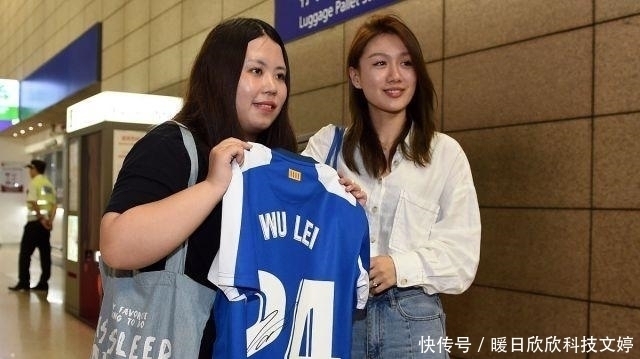 仲佳蓓|武磊老婆穿白衬衫走机场，身材颜值都很出众，低调文静没明星架子