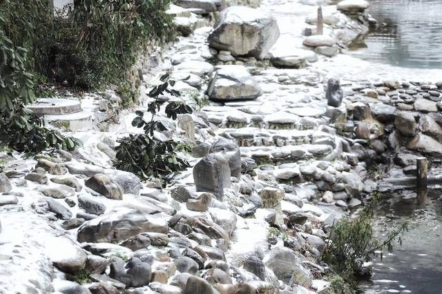 下雪后的西江千户苗寨，美成了一幅别有韵味的泼墨山水画