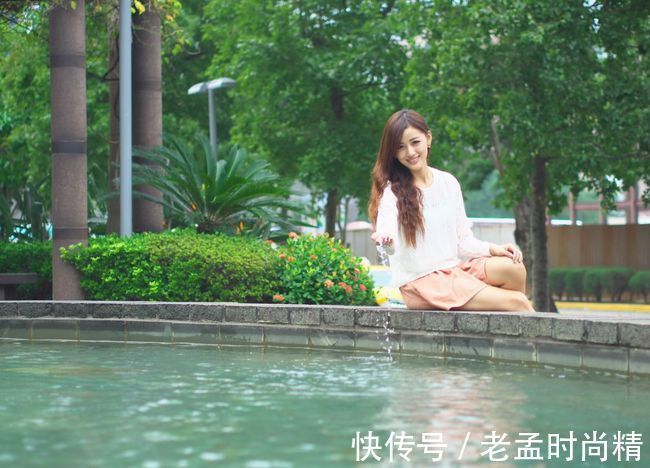 透视|粉色超短裤搭配白色雪纺上衣,甜美感十足