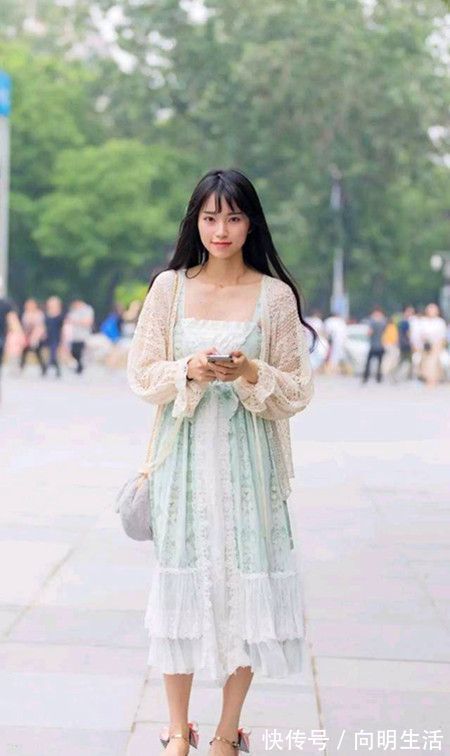 唯美|街拍:美女大T恤搭配短裤,身材娇小可人,唯美大气