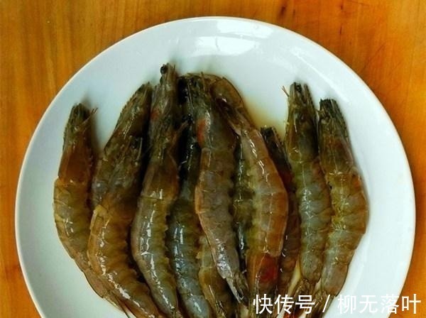 油焖大虾怎么做最入味大厨那偷学的秘方，虾肉嫩滑好吃到舔手指！