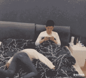 妹子|“妹子，在公园躺椅上睡觉，你不怕尴尬吗？”哈哈哈，长点心吧