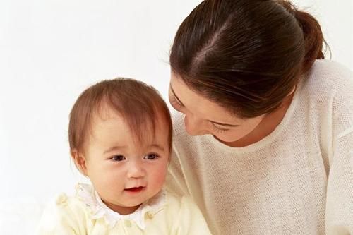 宝宝|“先提雨衣再下楼梯”,2岁萌娃乖乖照做,却逗乐大片网友