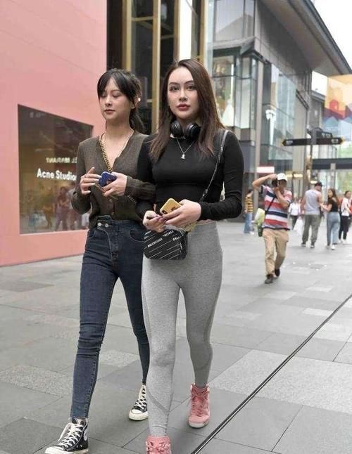 打底裤|小姐姐穿灰色瑜伽裤，展现圆润饱满臀部，带来独有的个人魅力