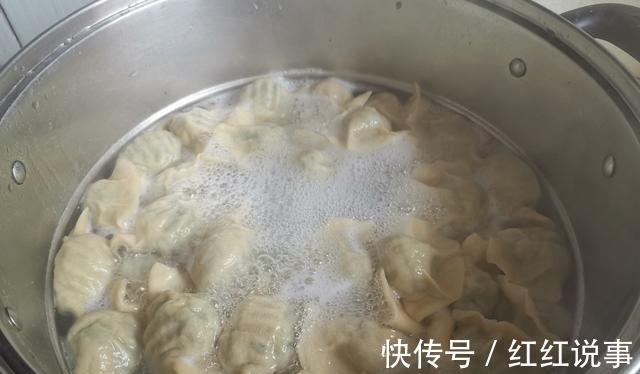 常吃饺子的注意了，提醒家人用这菜，越早知道越好，比肉馅的都香！