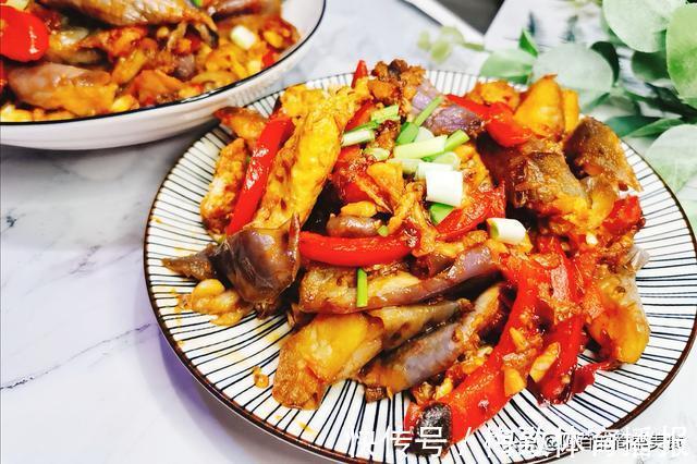 郫县豆瓣酱|鸡蛋茄子配彩椒，不油不腻味道香，真的越吃越想吃