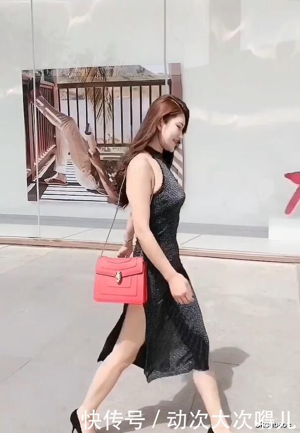 美女一身黑色长裙抢镜,穿出了妙龄女郎的优雅