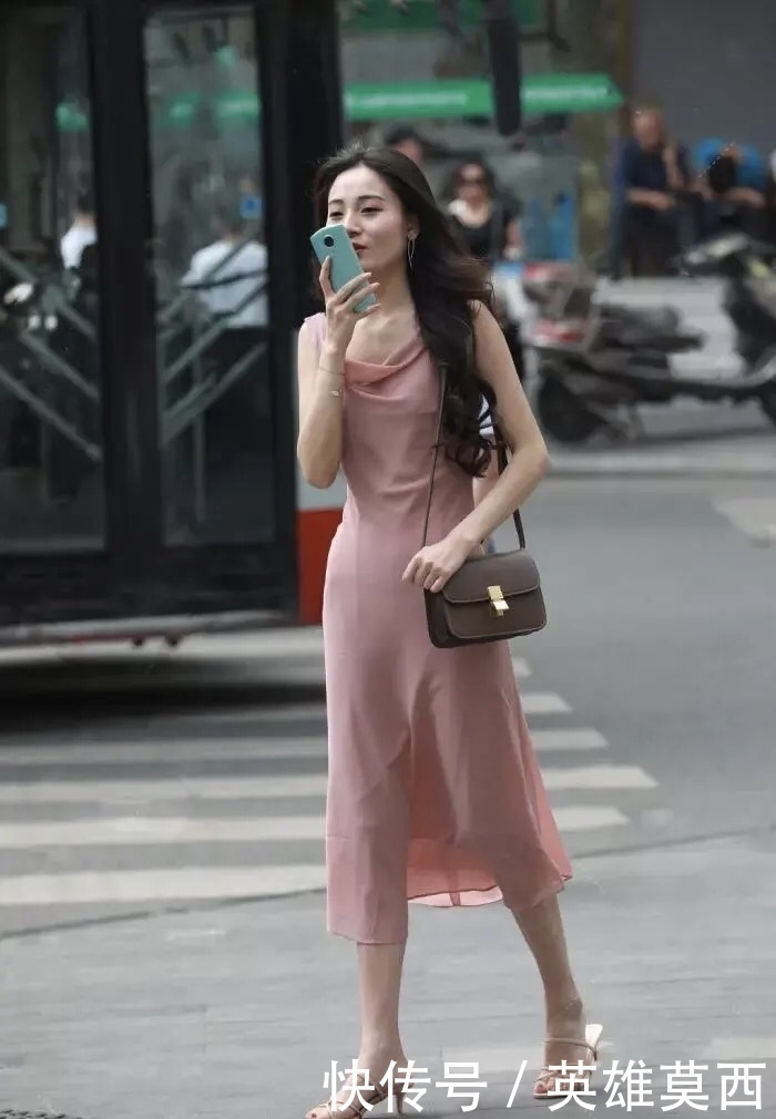 绝代佳人难得,惜守韶华美景,藕粉色连衣裙演绎的优雅时尚之美