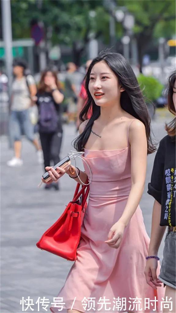 街拍|小姐姐一袭粉色连衣裙,长发飘逸笑容甜美,穿出了“公主范”