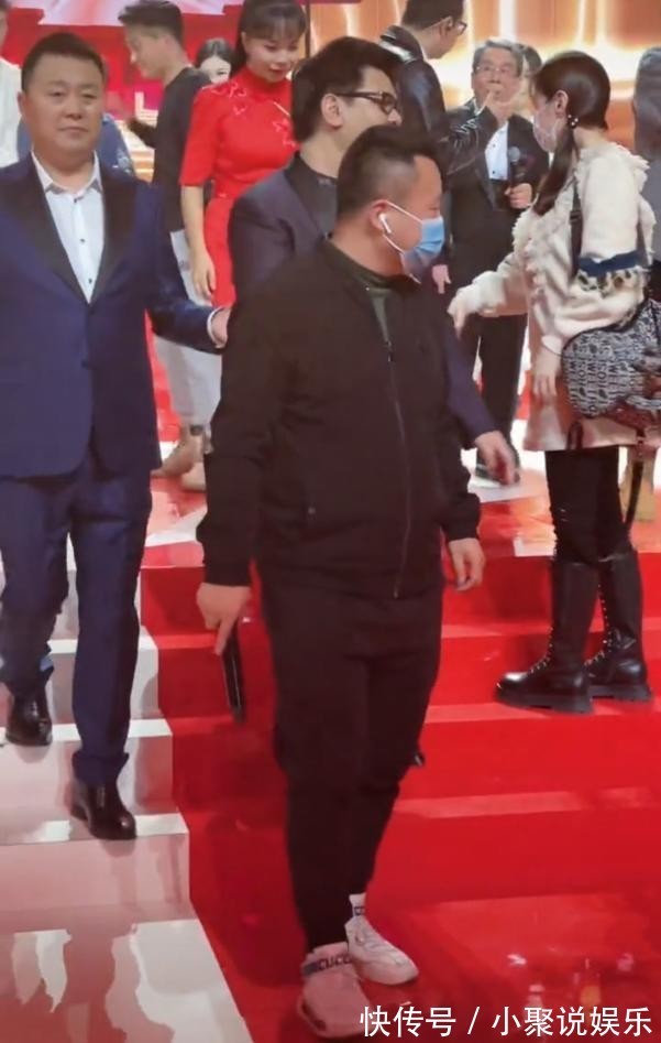 星光大道幕后曝光朱迅被人拉住熱聊，劉大成扶著楊光下臺(tái)很紳士