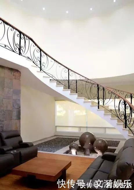 休闲|同样是楼梯,别人家装成漂亮小花园还带鱼池,你家却用来储物