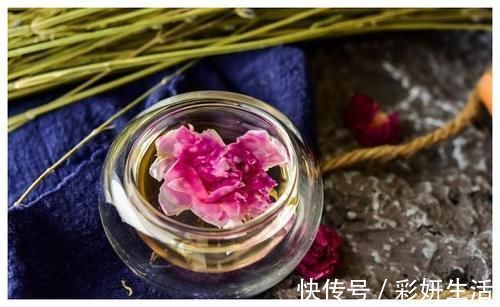 玫瑰花茶|女人“姨妈期”怕衰老？多吃4种食物，清除污血，温暖子宫更年轻