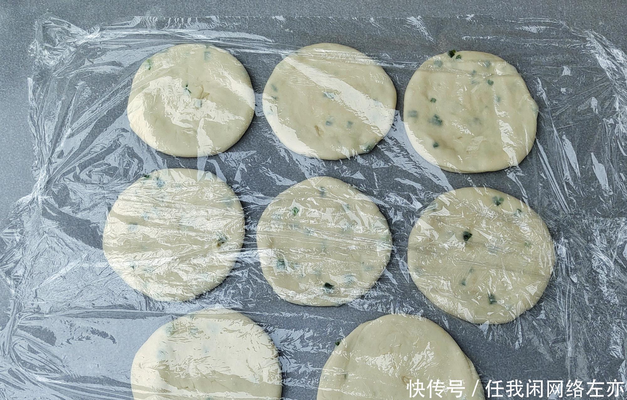 一碗面粉一把葱,教你做好吃的葱花饼,层多香软,做法简单